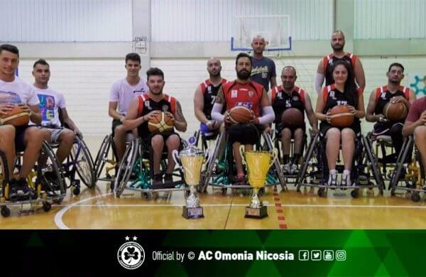 Ποδοσφαιριστές της ΟΜΟΝΟΙΑΣ συμμετέχουν σε αγώνα μπάσκετ με τη Nicosia Team Rollers