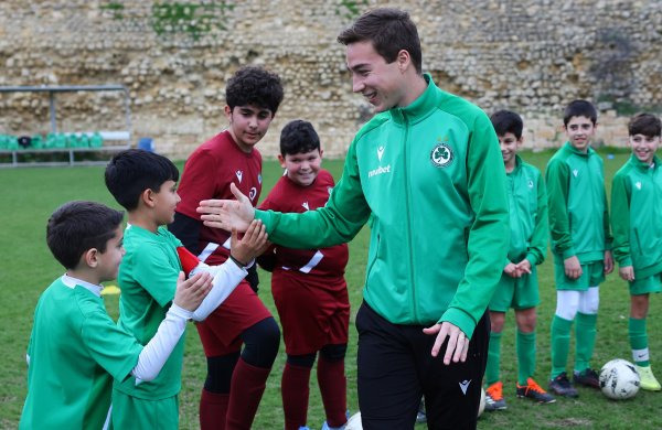 Ο Άιτινγκ στην προπόνηση Grassroots στον Ορφέα