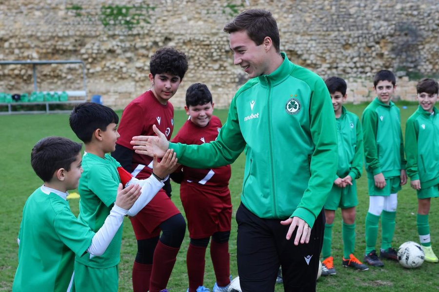 Ο Άιτινγκ στην προπόνηση Grassroots στον Ορφέα